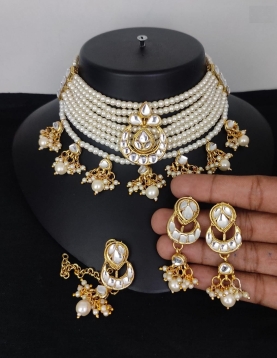 Off White Parel &amp; Stonework Choker set