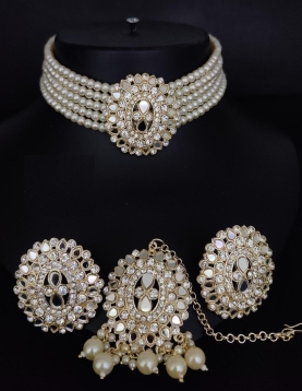 Parel White Choker With Stone &amp; Mirror work Pendant 