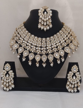 White Stonework Necklace Set