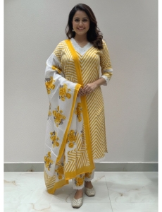 Women's Leheriya-Inspired Striped Kurta Set with Floral Print Dupatta & Lace Trim